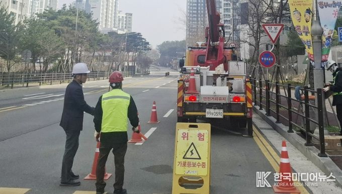 지난 8일 관내 가로등 보수 현장에서 진행된 위험성 평가