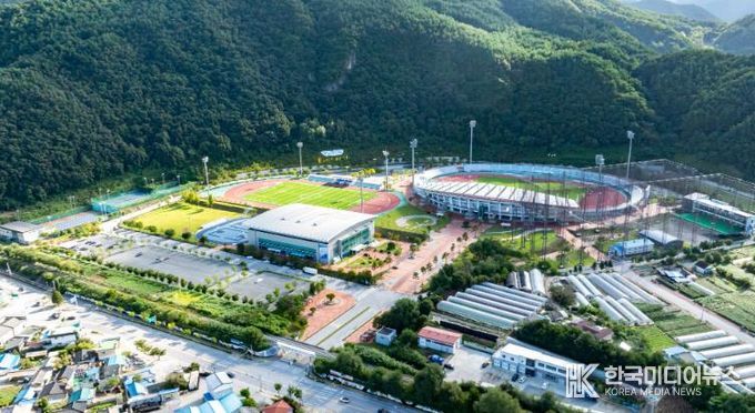 정선군, 전천후 테니스장 시설 개선 사업 추진 ‘전지훈련·대회 유치 기반 강화’_정선종합경기장 전경
