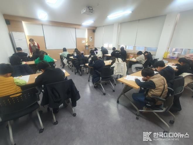 곡성군 드림스타트 아이들이 한자 학습 지도를 받고 있다.