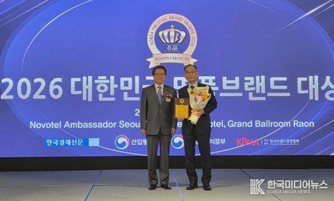 왼쪽부터 심사위원장 이훈영 경희대 교수, 평택시 이우진 농업기술센터소장