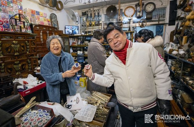 답십리 고미술상가 내 한 상인과 인사하는 이필형 동대문구청장