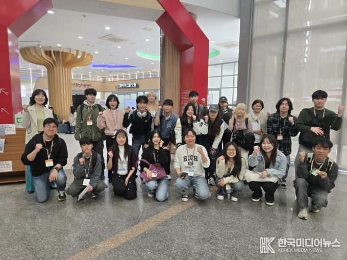 지난 4월 3일 ‘도봉-대학 ESD 한국외대 캠퍼스’ 수강생들이 도봉구 현장 탐방을 하고 기념사진을 찍고 있다.