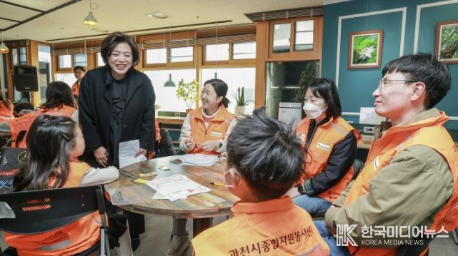 26년 3월 과천시종합자원봉사센터 가족봉사단 발대식에서 시민들과 인사 나누고 있