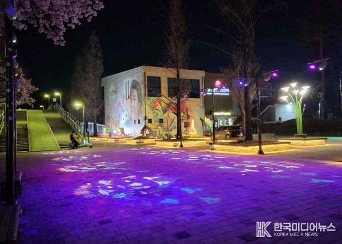 고양관광정보센터 인근 보랏빛 조명