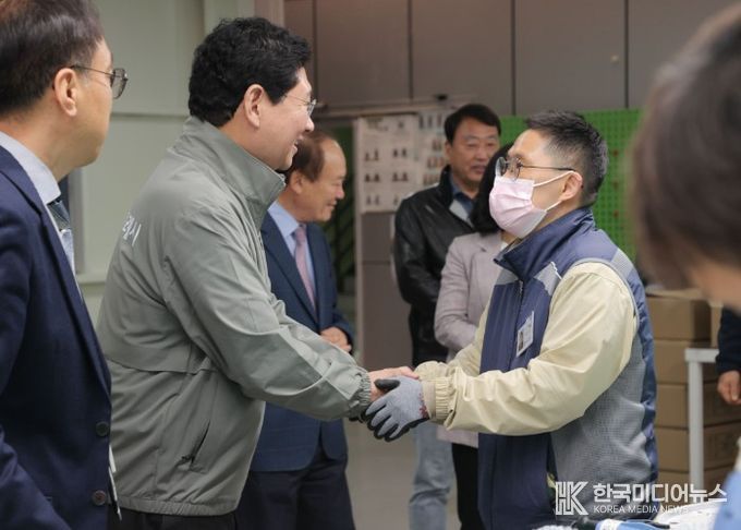 이상일 용인특례시장이 10일 성만원을 방문해 관계자들과 인사를 나누고 있다