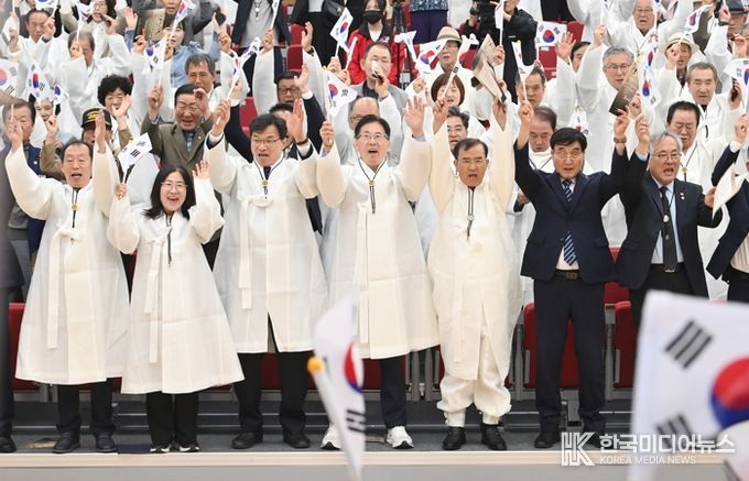 ‘오직, 한없이 아름다운 나라’를 향한 염원 되새기며