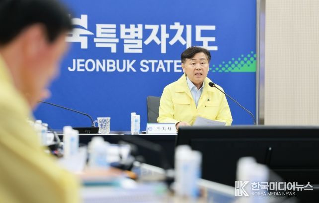 3일 전북특별자치도청 영상회의실에서 김관영 도지사 주재로 도-시군 중동상황 비상경제대응TF 영상회의를 열고 중동발 경영위기 기업에 지방세 세정지원을 점검하고 있다