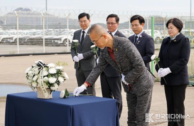 최승복 교육감 권한대행이 13일 목포 신항만을 찾아 세월호 선체 앞에서 희생자들을 추모하고 있다.