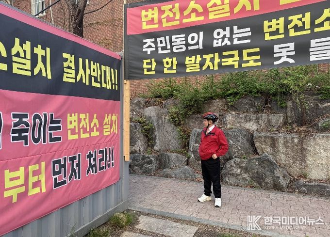 이필형 동대문구청장이 13일 따릉이로 출근하면서 청량리 변전소 예정 부지를 둘러보고 있다.