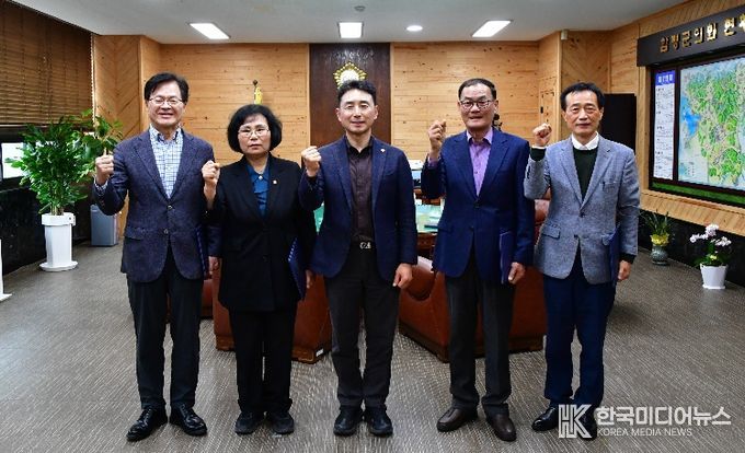 위촉장 수여식 기념사진(왼쪽부터 이정화 교수, 윤앵랑 의원, 이남오 의장, 채대섭(前 공무원), 윤영선(前 공무원))