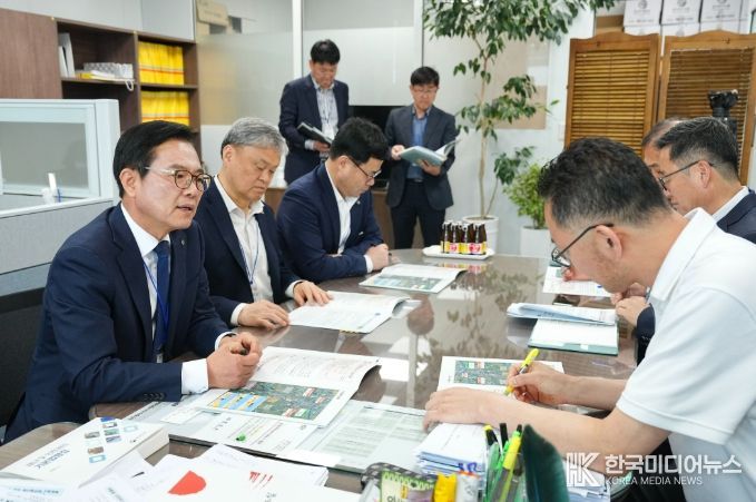 김석필 천안시장 권한대행 부시장이 14일 정부세종청사를 방문해 중앙부처 관계자에게 주요 현안 사업의 당위성을 설명하며 국비 지원을 건의하고 있다.