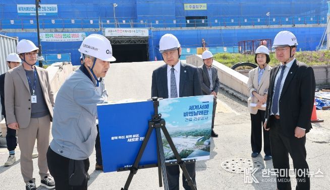 김관영 전북특별자치도지사가 15일 세계서예비엔날레관, 도립국악원, 전주 MICE복합단지 등 전주 지역 문화·관광 분야 핵심 인프라 구축 현장을 찾아 사업 추진 현황과 향후 운영 방향을 살피고 있다