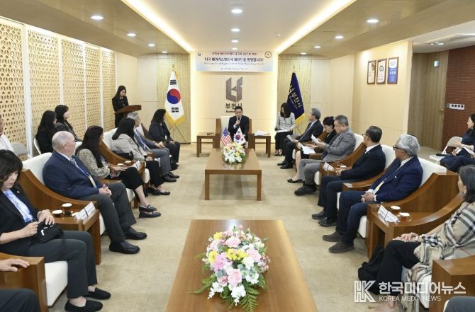 남동경 권한대행이 베이커스필드시 대표단에게 인사말을 전하고 있다.