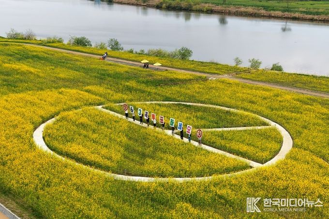 나주시가 전라남도 선거관리위원회와 협업해 영산강 유채꽃 단지에 ‘기표용구’ 형태의 이색 포토존을 조성했다.(사진 제공-나주시)