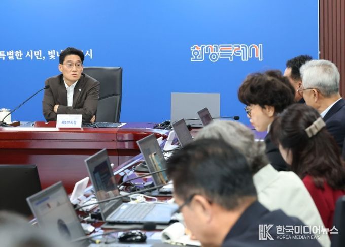 윤성진 화성특례시 제1부시장이 ‘제16회 화성 뱃놀이 축제’ 성공 개최를 위한 전략회의를 주재하며 주요 추진사항을 점검하고 있다