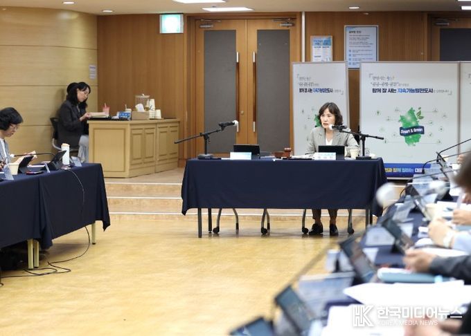 최혜민 광명시장 권한대행(부시장)이 15일 시청 대회의실에서 열린 '2050 탄소중립녹색성장위원회 제1차 정기회의'를 주재하고 있다.