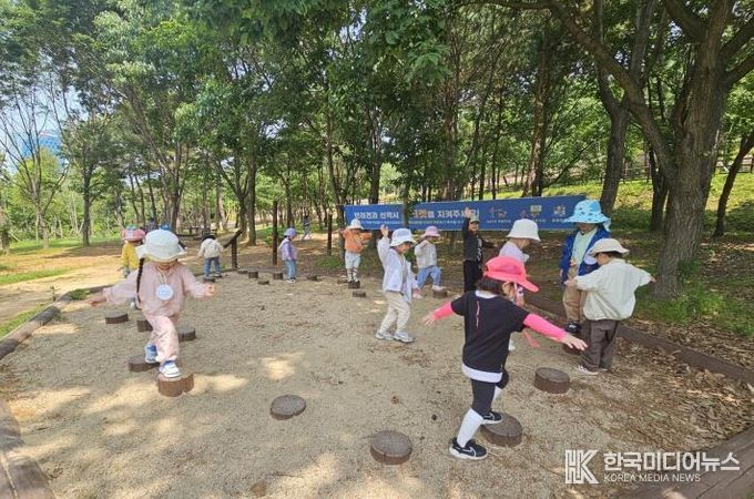 아이들이 빛가람호수공원 유아숲체험원에서 교육 활동에 참여하고 있다.