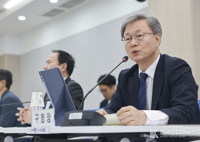 장인홍 구로구청장(오른쪽)이 15일 창의홀에서 열린 ‘2026년 1분기 공약사업 검토보고회’에서 발언하고 있다.