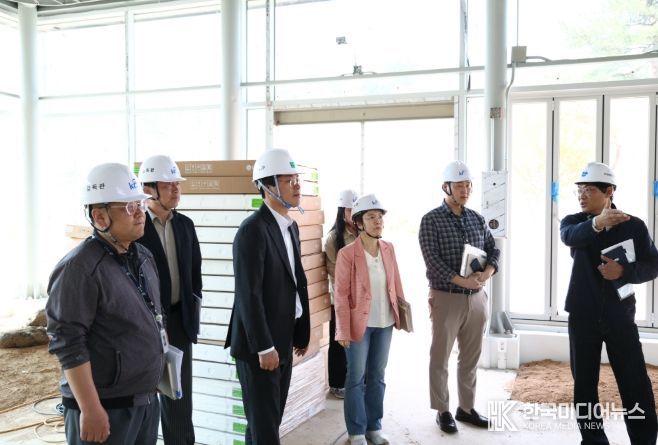 전상욱 청양부군수가 사업 추진상황에 대한 설명과 함께 현장을 점검하고 있다.
