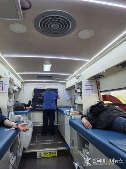 충남교육청 교직원이 헌혈에 참여하고 있는사진